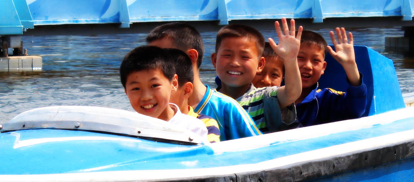 Niños norcoreanos en un parque de atracciones