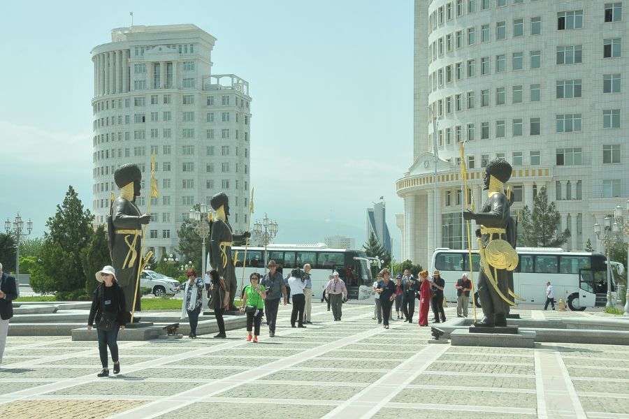 Statues de soldats sur la place de l'Indépendance à Achgabat, Turkménistan. Séjour au Turkménistan avec KTG