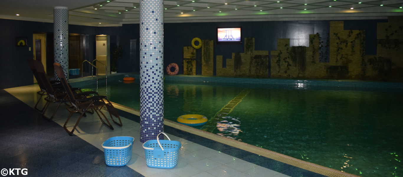 piscina en el hotel Sosan en Pyongyang, capital de Corea del Norte, oficialmente llamada la RPDC. Foto de KTG