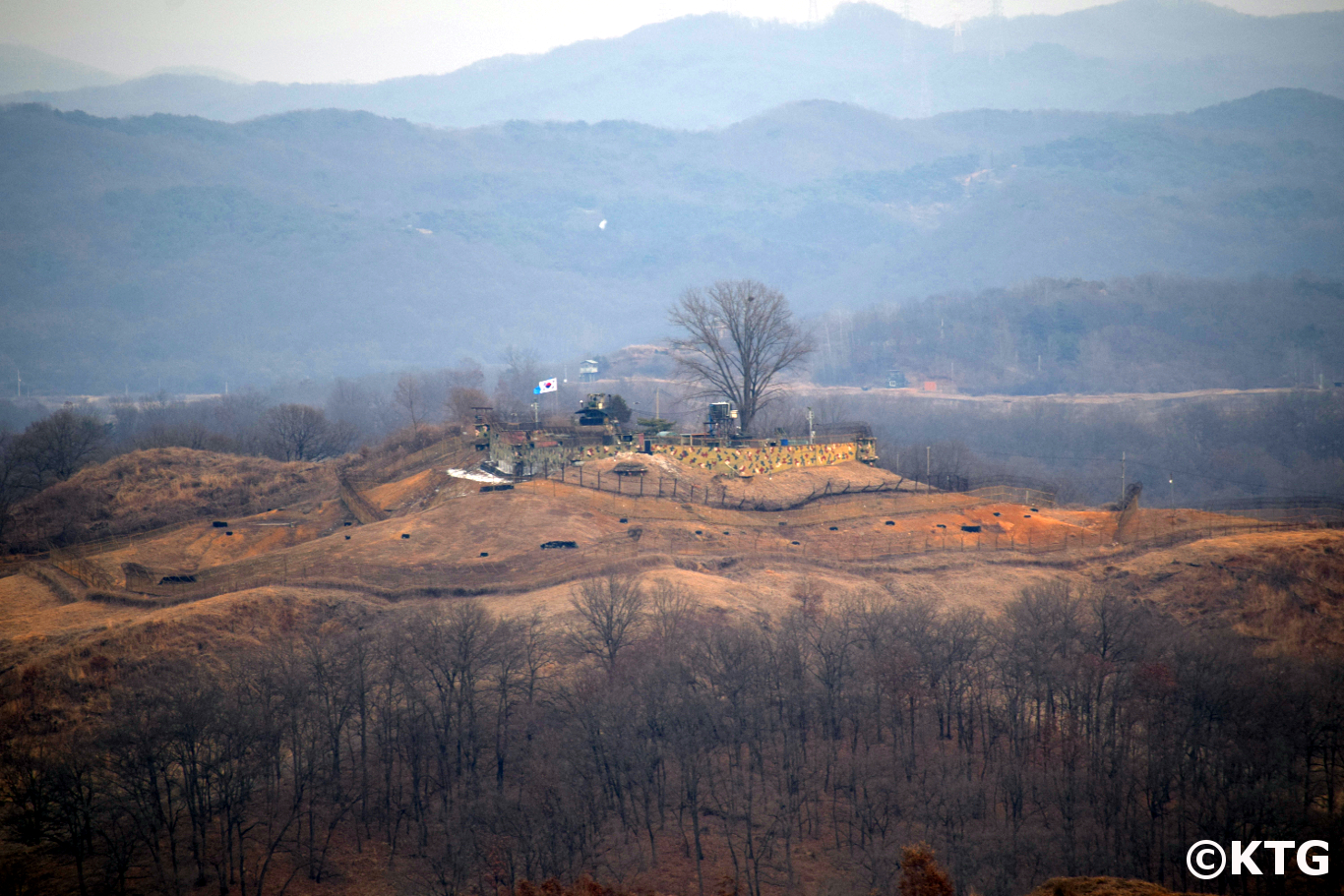 Puesto militar surcoreano al otro lado de la DMZ visto desde Corea del Norte. Puedes ver las banderas de la ONU y Corea del Sur ondeando al viento. Viaje organizado por KTG para ver el muro de hormigón de Kaesong en Corea del Norte