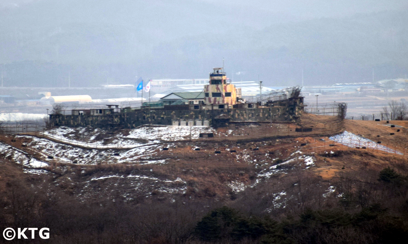 Puesto de vigilancia militar surcoreano junto a la DMZ visto desde Corea del Norte. Estos dos países todavía están técnicamente en guerra ya que no ha habido ningún acuerdo de paz para la Guerra de Corea, solo un armisticio. Tour organizado por KTG