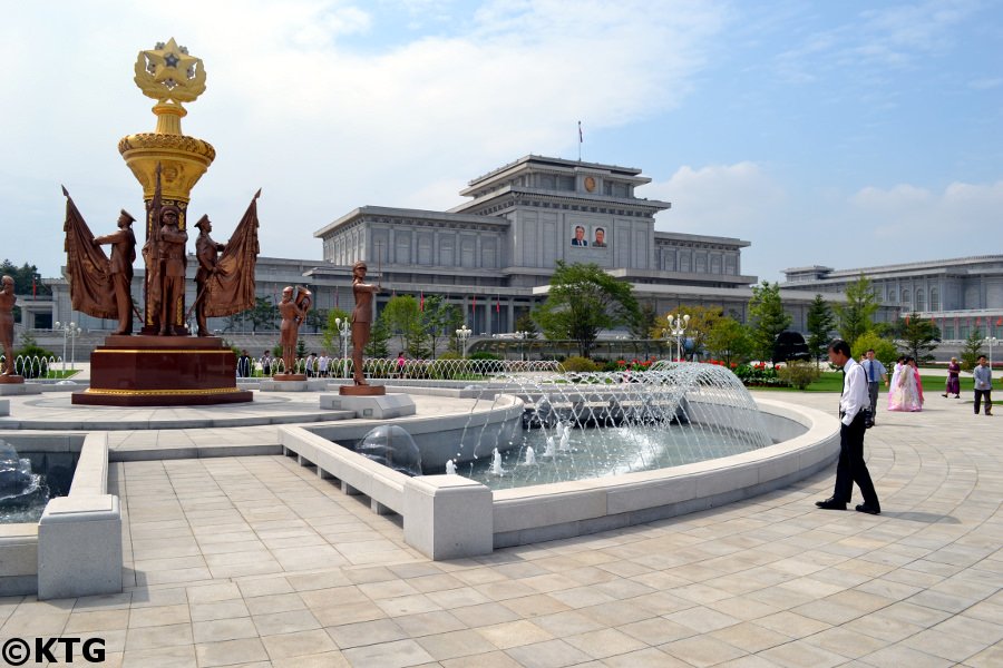 Viajeros en la fuente exterior del Palacio del Sol Kumsusan en Pyongyang, Corea del Norte, RPDC. Solía ​​llamarse Palacio Conmemorativo de Kumsusan y Viaje al Salón de Asambleas de Kumsusan organizado por KTG Tours