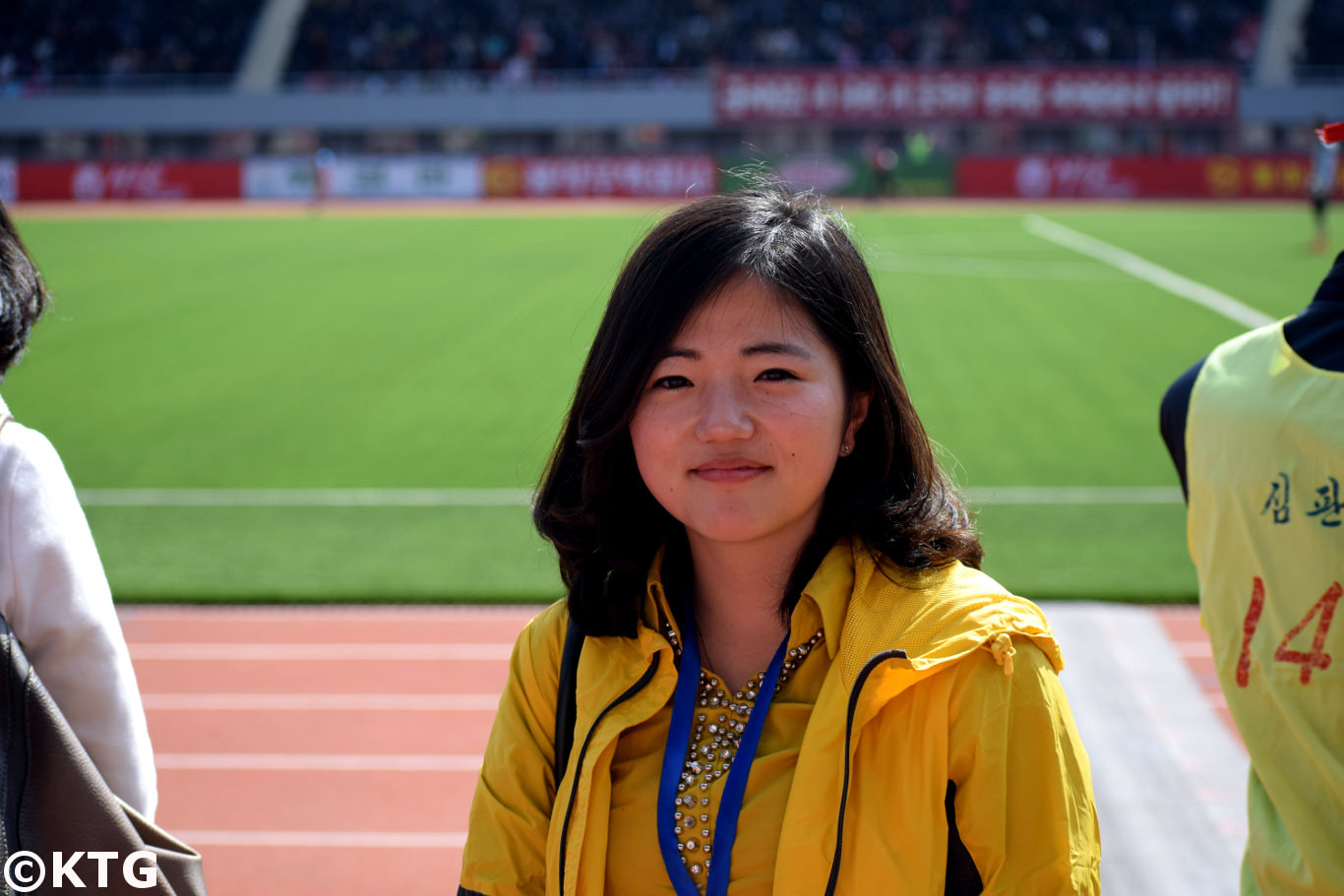 L'un des meilleures guides touristiques en Corée du Nord, Kim Sung Mi, était chargé de coordonner le projet de reconstruction d'une cour à l'hôtel Kaesong Folk. Nous avons pris la photo au stade Kim Il Sung lors du marathon de Pyongyang