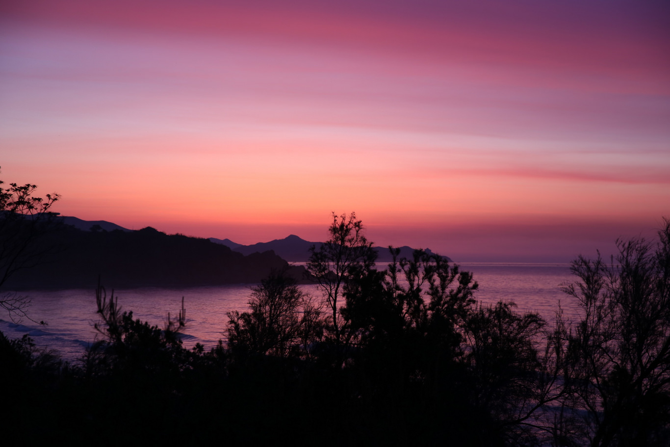 Amanecer visto desde el balneario Majon cerca de Hamhung en Corea del Norte (RPDC)