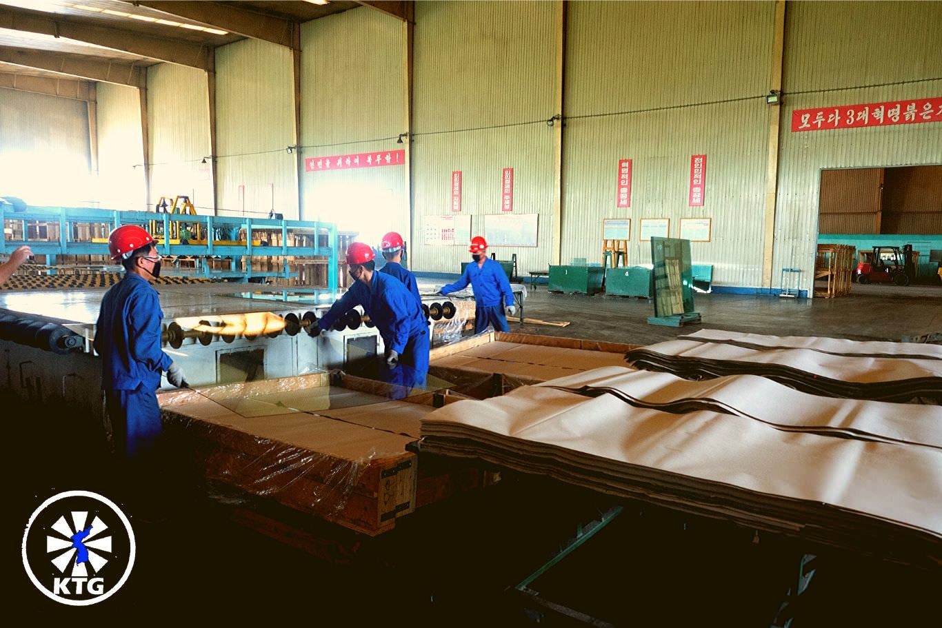Fábrica de producción de vidrios Taen, cerca de la ciudad de Nampo en Corea del Norte. Viaje organizado por KTG