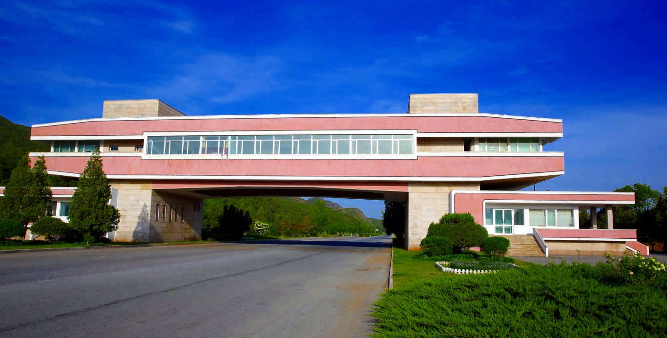 Salon de thé sur l'autoroute de Tongil (autoroute de la réunification) qui relie Pyongyang à Kaesong. Nous faisons une pause ici avant d'arriver à Panmunjom, la DMZ. Visite organisée par KTG Travel