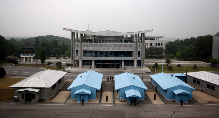 Północnj i południowokoreańscy żołnierze w DMZ (Panmunjom) po stronie Korei Północnej (DPRK)