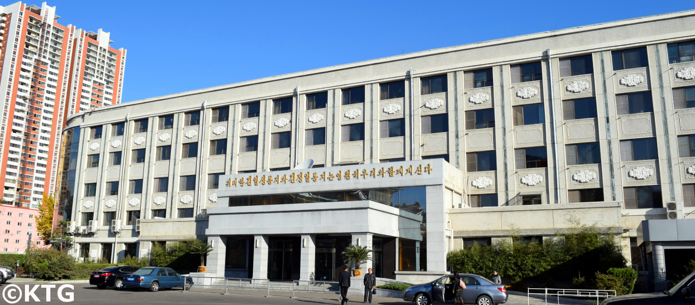 El hotel Pyongyang se encuentra en frente del Gran Teatro de Pyongyang, Corea del Norte (RPDC). Fotografía tomada del edificio del hotel por KTG