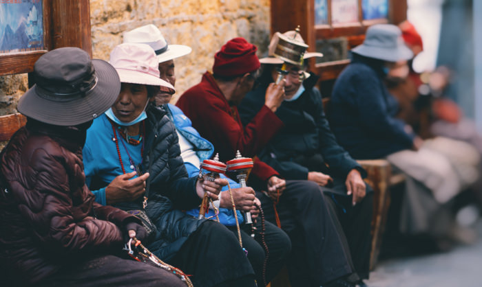 Peregrinos charlando en Lhasa, Tibet, China