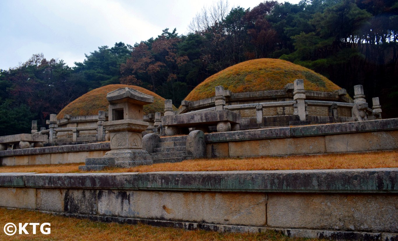 Die Grabsteine vom König Kongmin und seiner Frau, Kaesong, Nordkorea