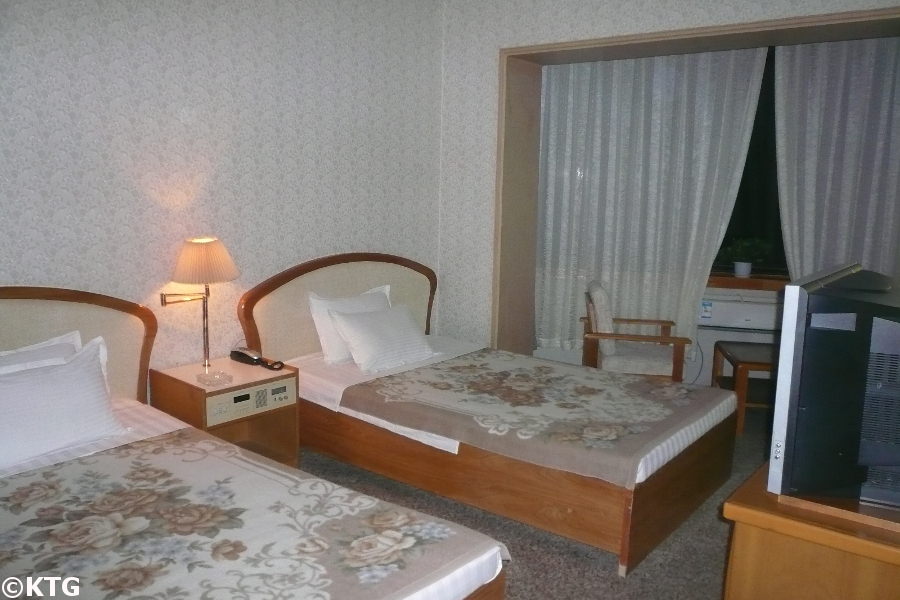 Habitación estándar en el Hotel Tongmyong en la ciudad de Wonsan, provincia de Kangwon, Corea del Norte (RPDC). También se deletrea Dongmyong Hotel. Viaje organizado por KTG Tours