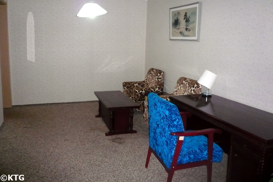 Bureau dans une suite à l'hôtel Tongmyong à Wonsan City, province de Kangwon, Corée du Nord (RPDC). Il est également orthographié Dongmyong Hotel. Voyage organisé par KTG Tours