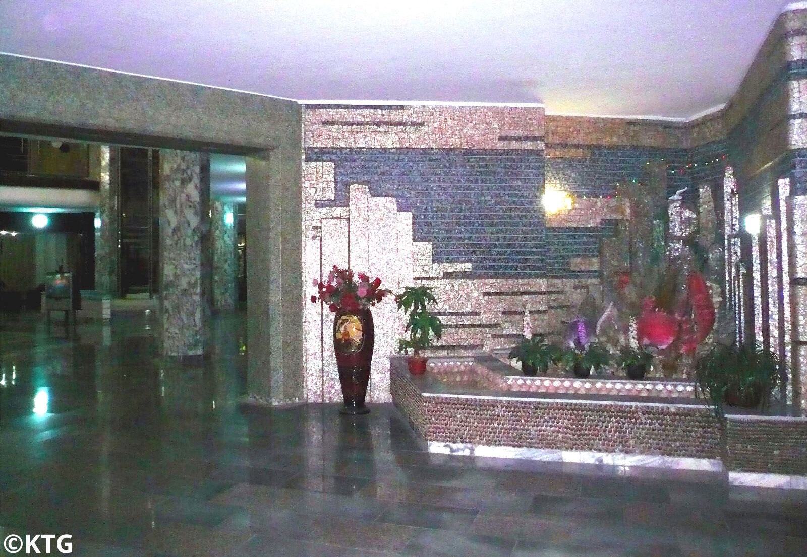 Lobby del Hotel Dongmyong, escrito también Tongmyong en la ciudad de Wonsan capital provincial de Kangwon en Corea del Norte. Viaje organizado por KTG Tours