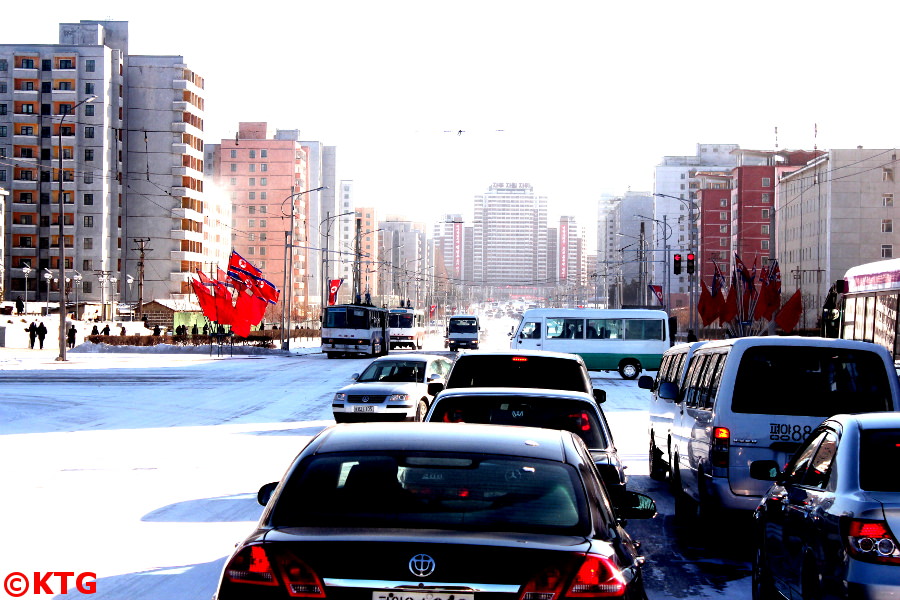 Tráfico en Pyongyang, capital de Corea del Norte, RPDC, a finales de diciembre de 2012. Fotografía realizada por KTG Tours