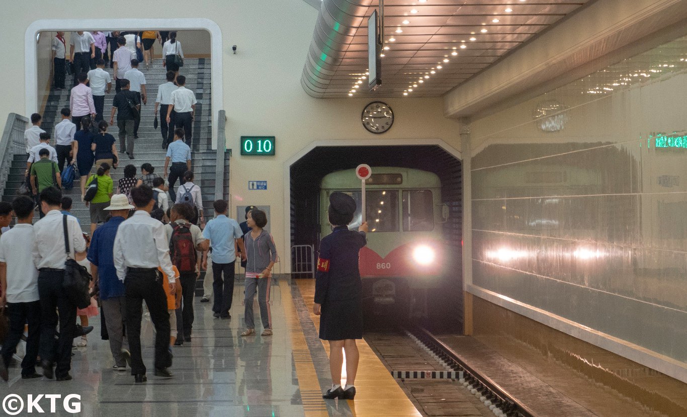 Tren llegando a la estación del metro en Pyongyang en Corea del Norte (RPDC). Viaje organizado por KTG Tours