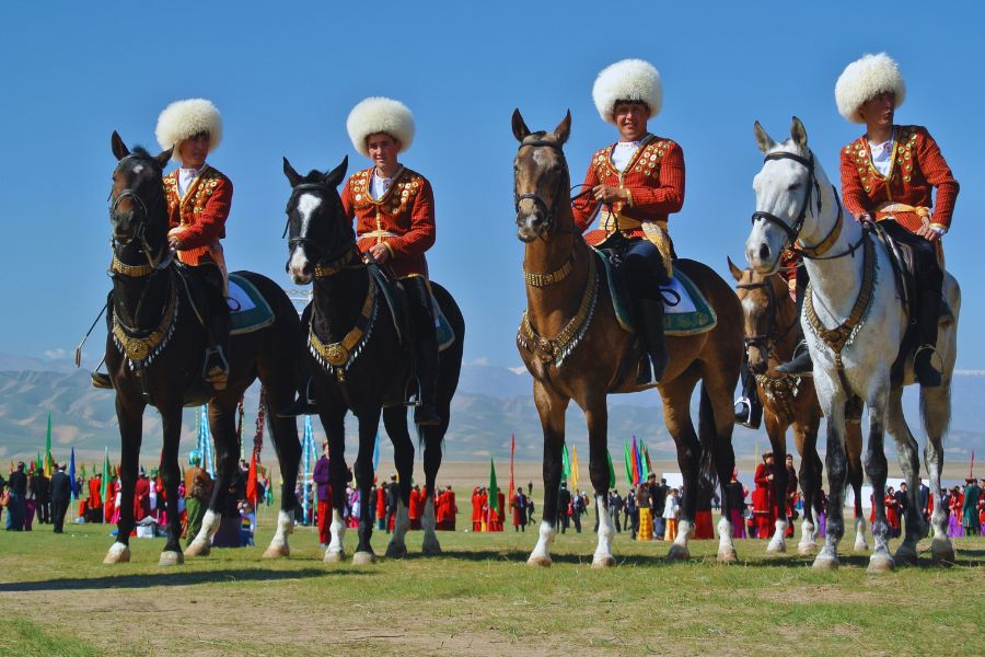 Caballo Akhal-Teke en Ashgabat, capital de Turkmenistán