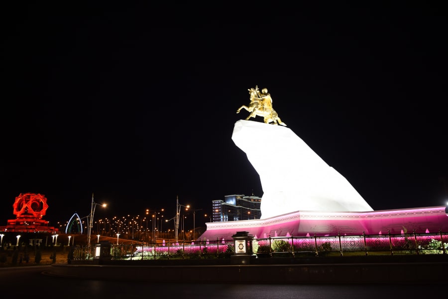 Arkadang en Ashgabat de noche, Turkmenistán