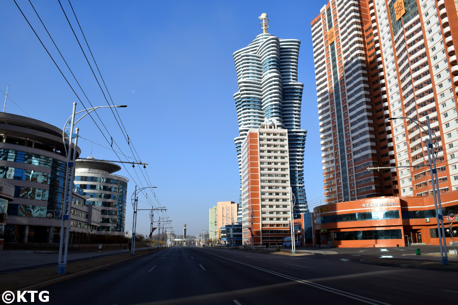 Unha Galaxy Tower sur Mirae Future Scientists Street à Pyongyang, capitale de la Corée du Nord, RPDC. Voyage organisé par KTG Tours.