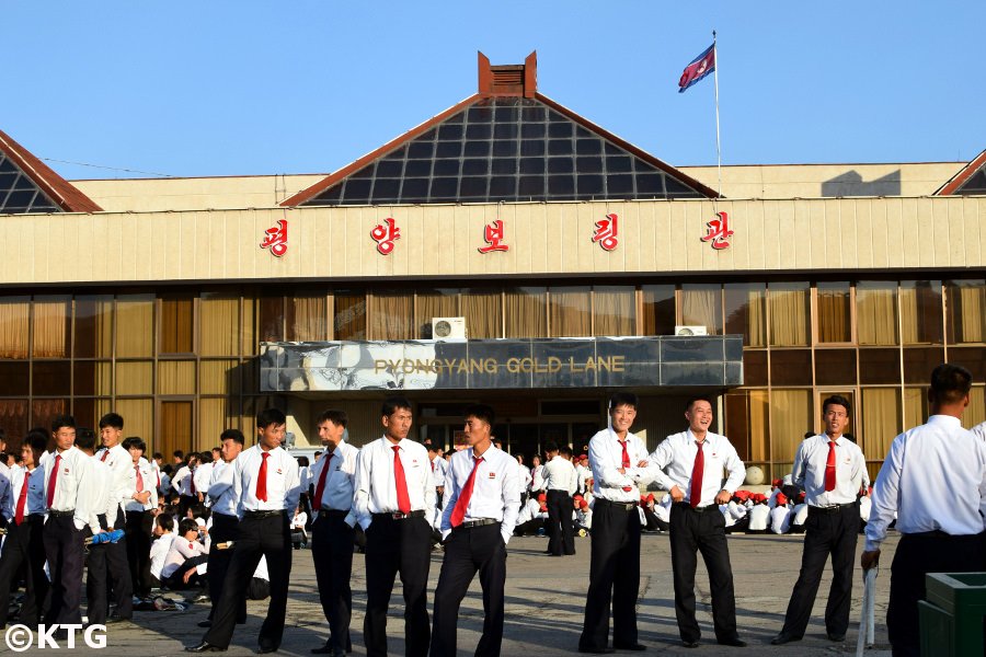 Des étudiants nord-coréens à l'extérieur de la piste de bowling de Pyongyang Gold Lane. Voyage organisé par KTG Tours
