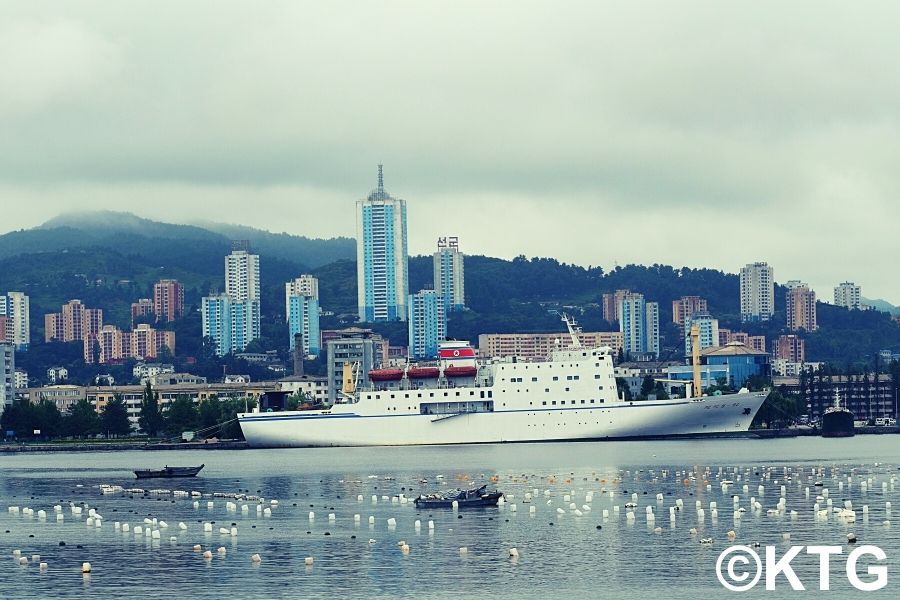 Vues de la ville de Wonsan depuis l'îlot de Jangdok en Corée du Nord