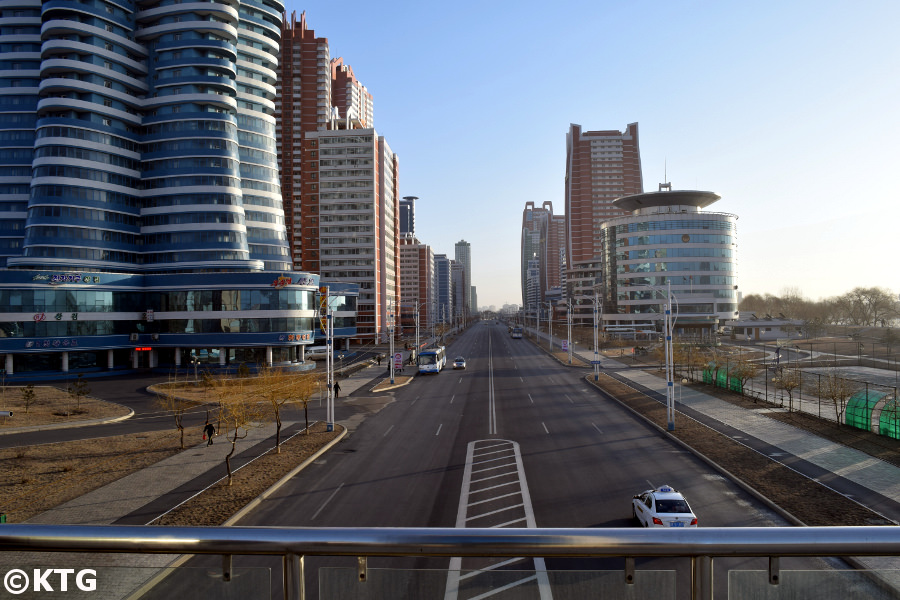 Vues de la rue Mirae des scientifiques à Pyongyang, capitale de la Corée du Nord, RPDC. Photographie prise au survol de Mirae par KTG Tours