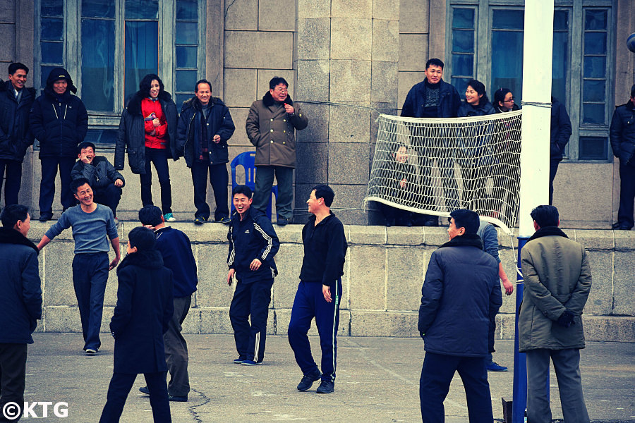 Match de volleyball sur la place Kim Il Sung à Pyongyang, capitale de la Corée du Nord. Photo prise par KTG Tours