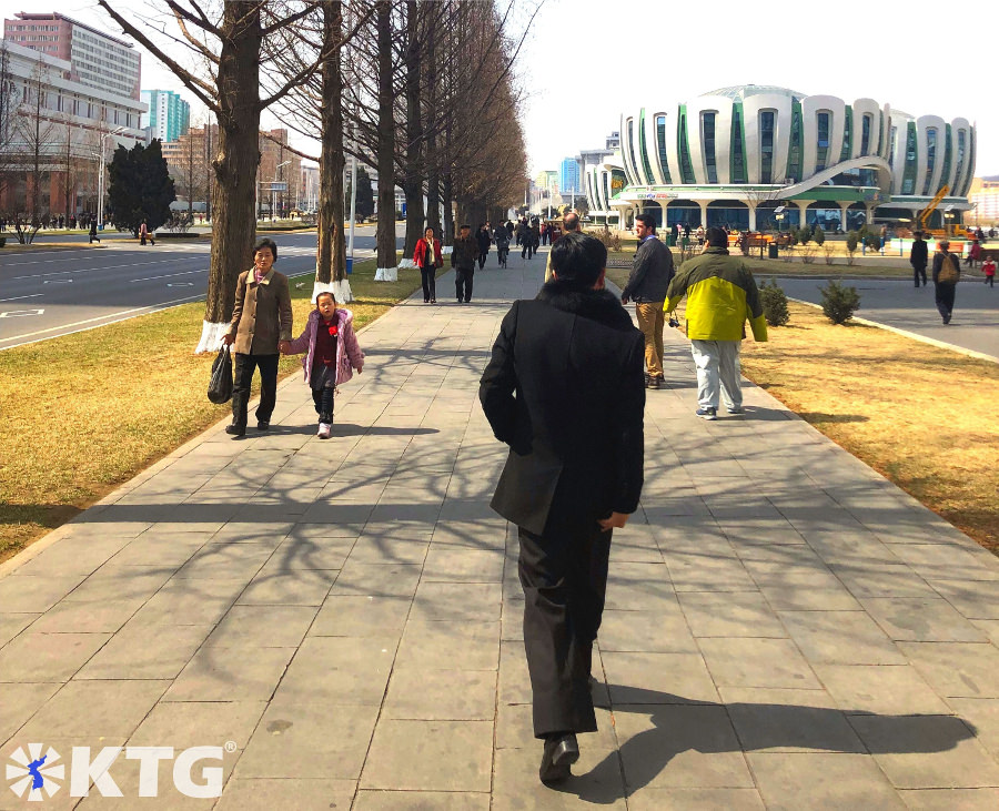 caminando por la ciudad nueva de Ryomyong en Pyongyang, Corea del Norte, es una calle ecológica. Foto sacada por KTG Tours