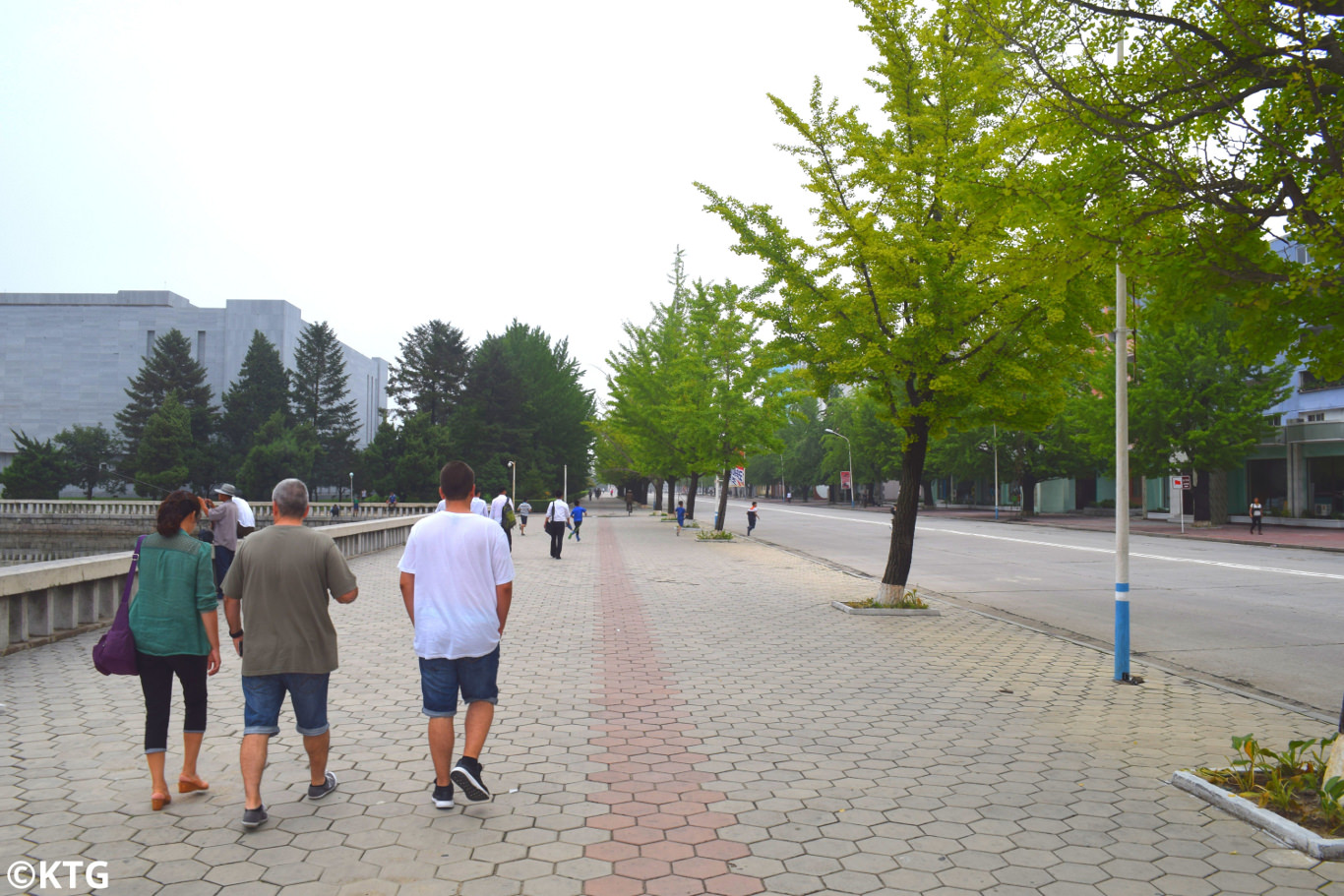 Los viajeros de KTG pasan por el hotel Songdowon en la ciudad de Wonsan, provincia de Kangwon, Corea del Norte (RPDC). Viaje organizado por KTG Tours