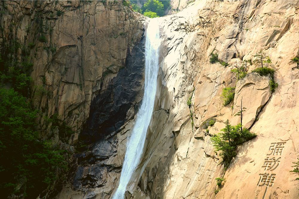Cascades Kuryong Falls sur le mont Kumgang en Corée du Nord avec KTG Tours
