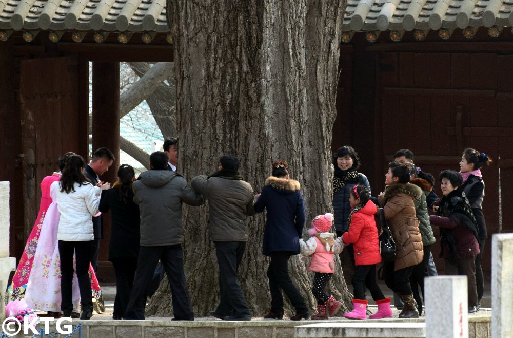 célébration d'un mariage au musée Koryo de Kaesong, Corée du Nord. Ce musée est un site du patrimoine mondial de l'UNESCO. Kaesong est situé près de la frontière entre la Corée du Sud et la RPDC
