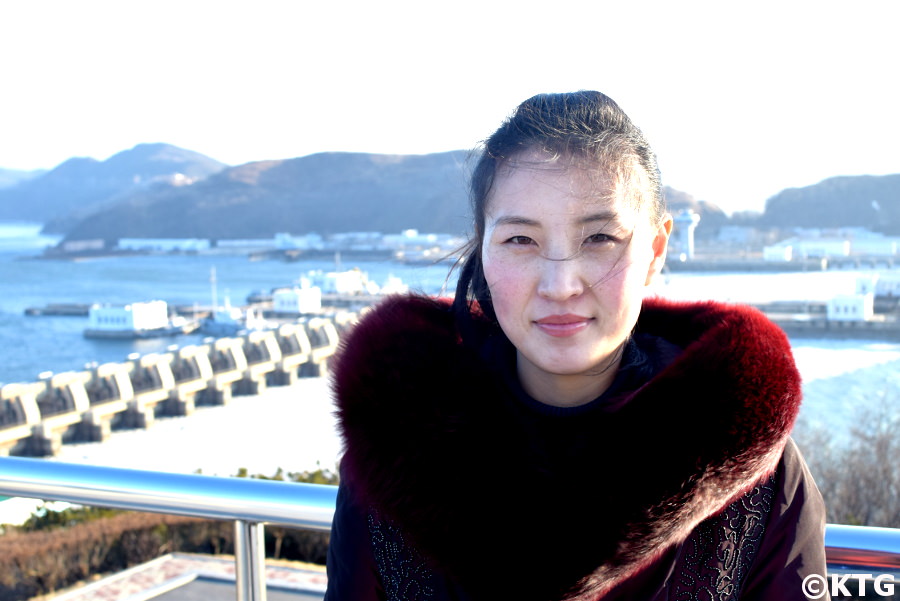 Guía local de Corea del Norte en el West Sea Barrage en Nampo, Corea del Norte (RPDC) en invierno. Fotografía realizada por KTG Tours