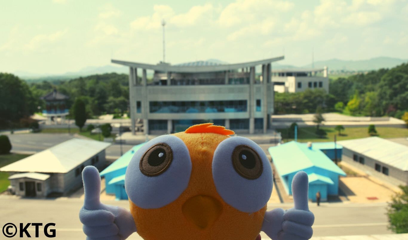 Pájaro canario en Panmunjom en la DMZ en Corea del Norte (RPDC). La vida silvestre ha florecido en la zona virgen de la DMZ que se erige en toda la península de Corea. Visite Panmunjom con KTG Tours