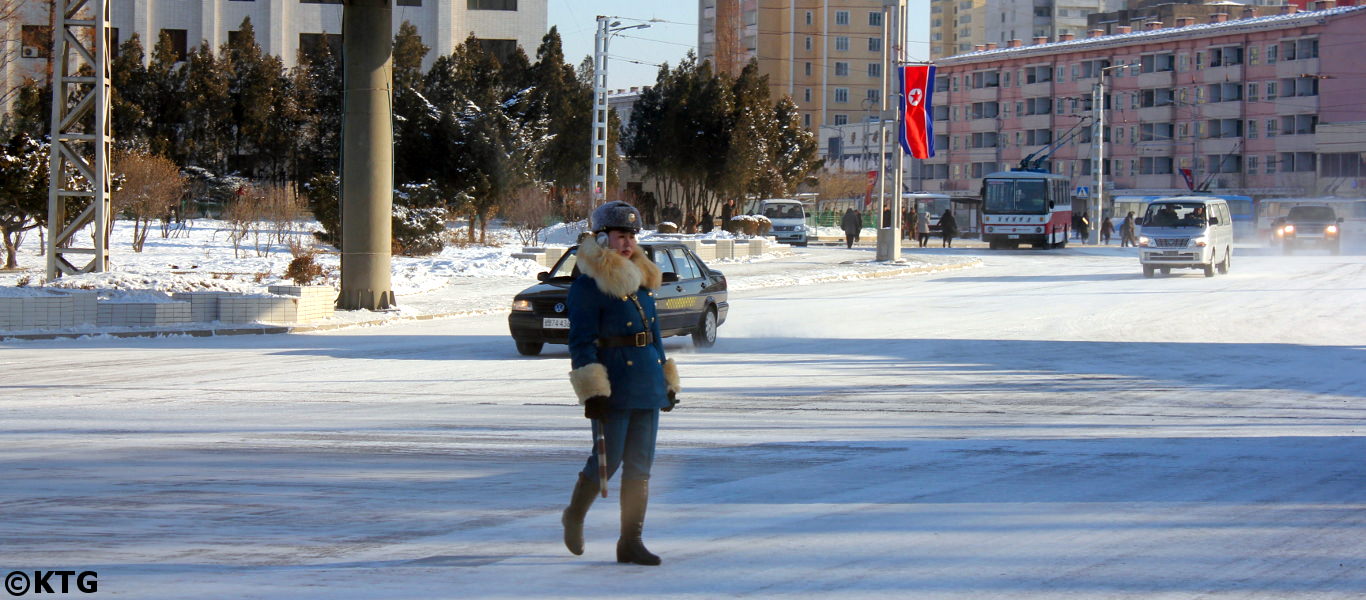 Dame de la circulation de Pyongyang en hiver, Corée du Nord, RPDC. Photo prise par KTG Tours