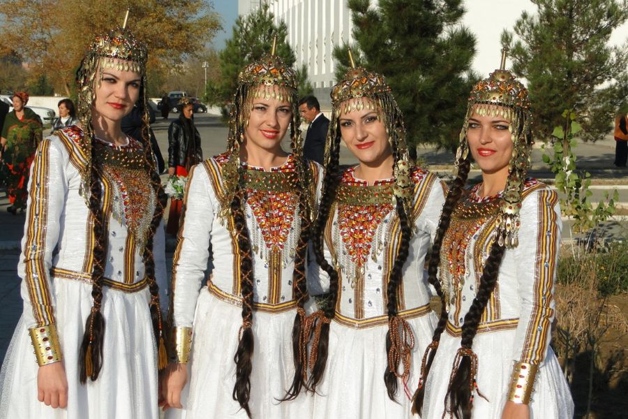 Jóvenes turkmenas con trajes tradicionales