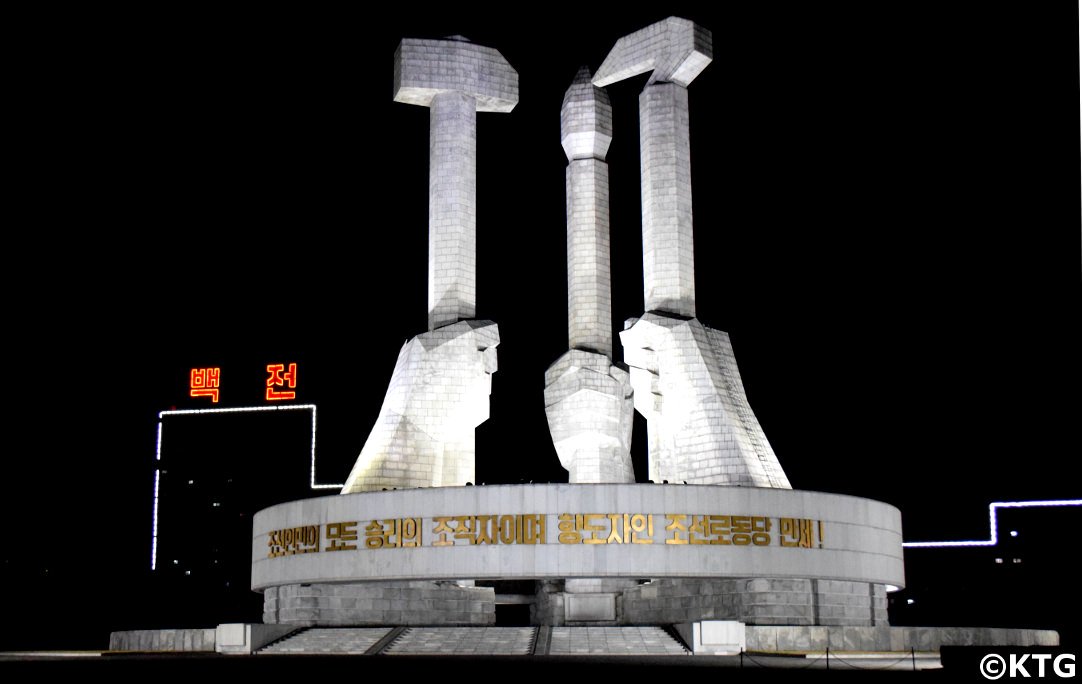 Monument de la Fondation du Parti de nuit à Pyongyang (Corée du Nord) avec KTG Tours