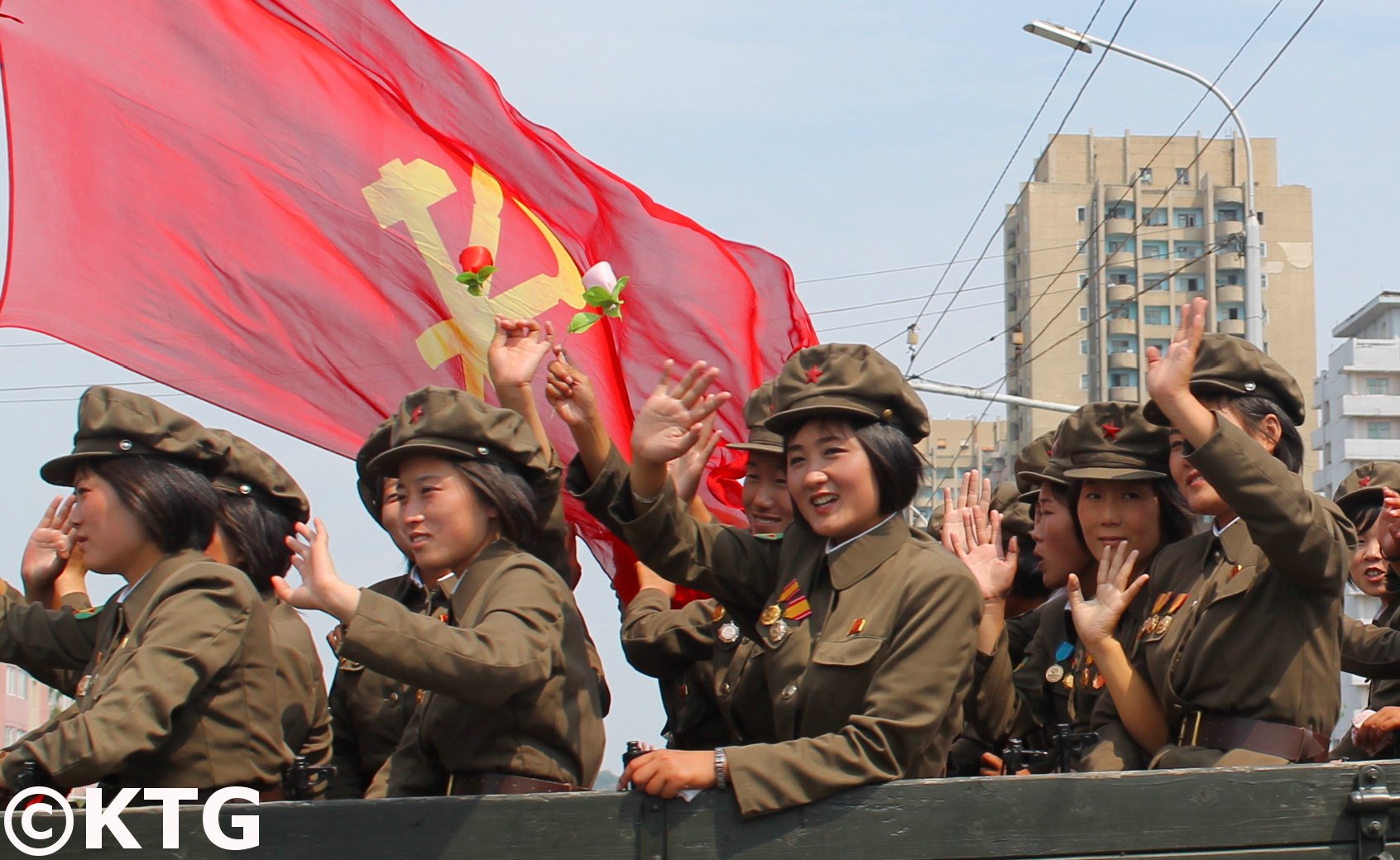 Bandera del Partido de los Trabajadores en Corea del Norte. Foto de KTG Tours