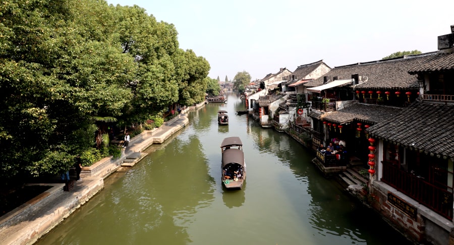 Paseo en barco por el canal en el pueblo antiguo de canales de Xitang en la provincia de Zhejiang en el sur de China y cerca de la ciudad de Shanghai