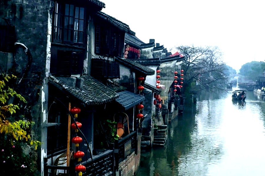 Casas antiguas al lado del canal en el pueblo antiguo de canales de Xitang en la provincia de Zhejiang en el sur de China y cerca de la ciudad de Shanghai