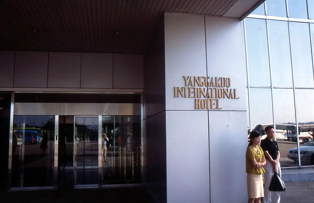 Ingresso dell'Hotel Yanggakdo a Pyongyang, capitale della Corea del Nord