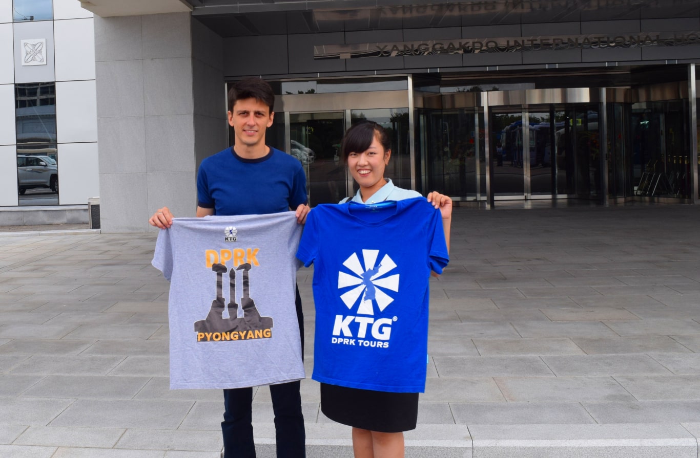 Membre du personnel de KTG Tours avec un guide du KITC à l'hôtel Yanggakdo à Pyongyang, en Corée du Nord