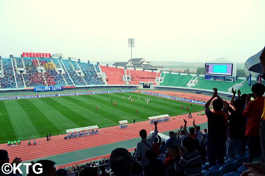 Match de football à Yanji, préfecture autonome coréenne de Yanbian en Chine proche de la Corée du Nord (RPDC). L'équipe locale s'appelle les Changbai Tigers