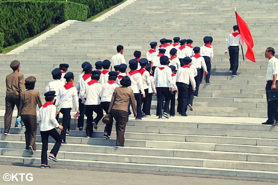 Jóvenes Pioneros en el Cementerio de Mártires Revolucionarios en Pyongyang, capital de Corea del Norte (RPDC). Viaje organizado por KTG Tours