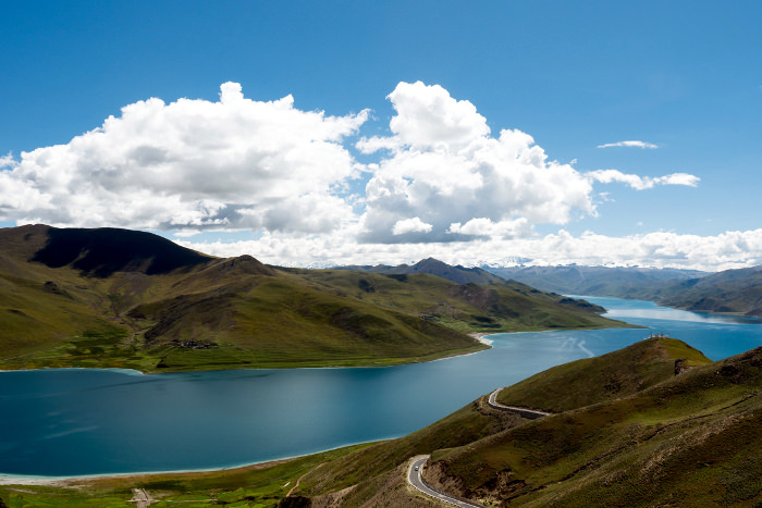 Vistas desde lo alto del lago Yamdroktso en el Tibet, China