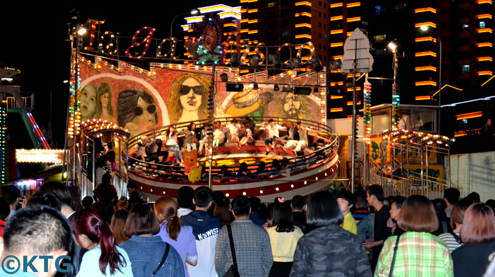 Parque de atracciones nocturno en Yanji, Yanbian, provincia de Jilin (China)