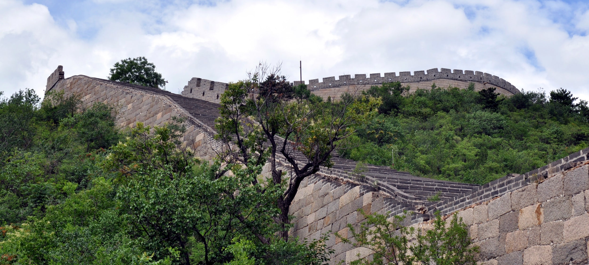 Seccion de la flor amarilla de la Gran Muralla de China en el distrito de Huairo al norte de Beijing, Pekin capital de China. Haremos una caminata aqui despues de montar en bici alrededor de la gran muralla
