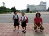 Posando junto a unas niñas norcoreanas