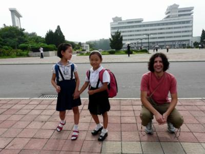 Posando junto a unas niñas norcoreanas